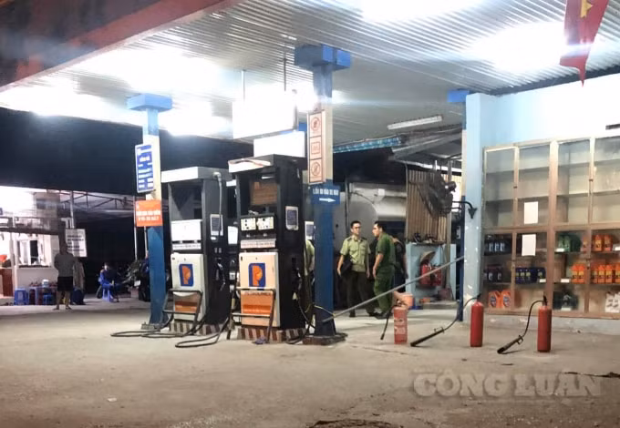 Lực lượng QLTT và Công an kiểm tra, lập biên bản vi phạm đối với cửa hàng xăng dầu số ll.
