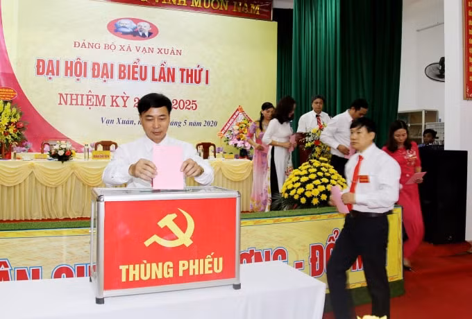 Đại hội đã bầu 17 đồng chí vào Ban chấp hành Đảng bộ xã khoá I.