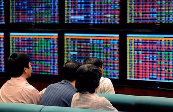VN-Index vừa trải qua tuần thứ ba tăng điểm liên tiếp, tuy nhiên, việc thanh khoản sụt giảm đang cho thấy sự thận trọng của giới đầu tư