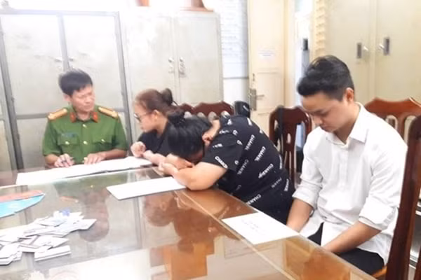 Công an lấy lời khai của 3 đối tượng. Ảnh: LĐ