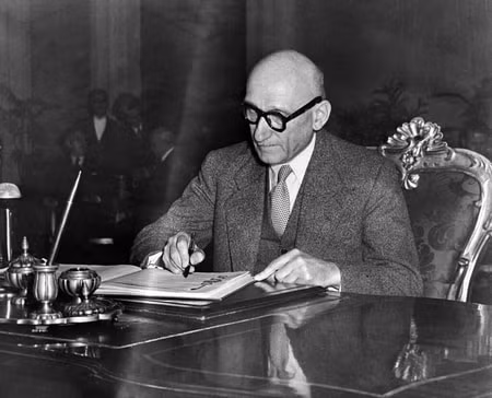 Robert Schuman (1886-1963) đặt bút ký Công ước Nhân quyền Châu Âu, ngày 4-11-1950. Ảnh: Ủy hội Châu Âu (CE)