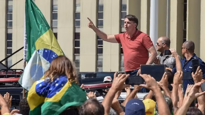 Tổng thống Jair Bolsonaro tham gia cùng người biểu tình phản đối giãn cách xã hội ở Brasilia ngày 19/4. Ảnh: Reuters