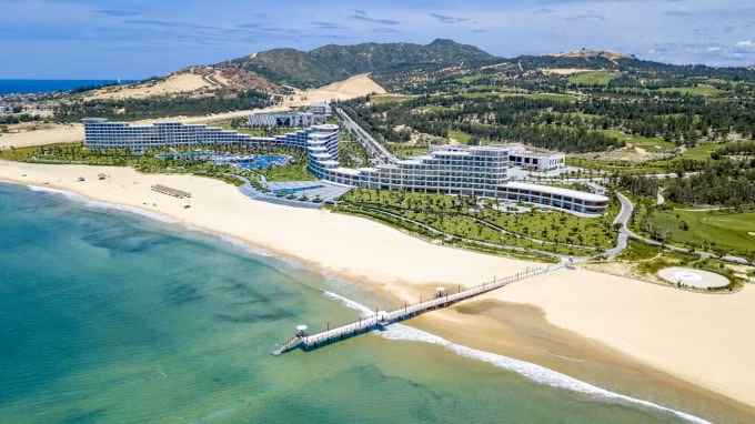 Nhiều du khách tranh thủ cơ hội “vàng” để săn combo giá tốt tại các resort 5 sao trong mùa hè này (Ảnh: FLC Quy Nhơn).
