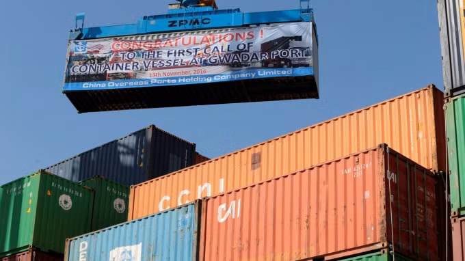 Một container được đưa lên tàu Trung Quốc đầu tiên khởi hành sau khi khánh thành cảng Hành lang kinh tế Trung Quốc - Pakistan ở Gwadar, Pakistan vào ngày 13 tháng 11 năm 2016 - Ảnh: Reuters