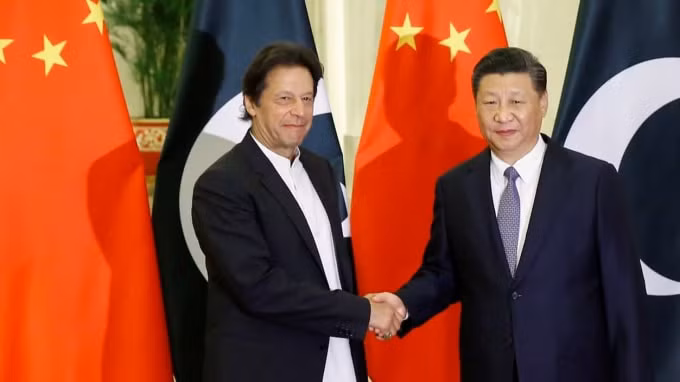Thủ tướng Pakistan Imran Khan và Chủ tịch Trung Quốc Tập Cận Bình gặp nhau tại Đại lễ đường Nhân dân ở Bắc Kinh, ngày 2 tháng 11 năm 2018 - Ảnh: Reuters
