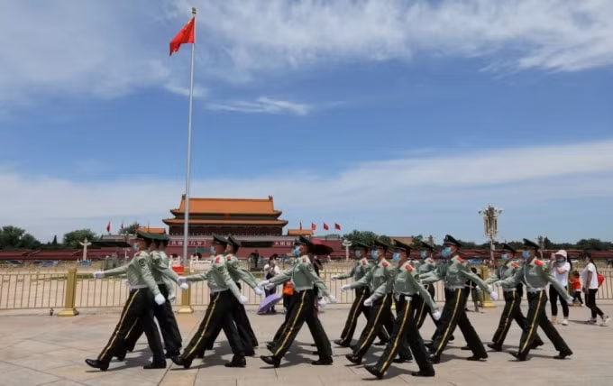 Cảnh sát vũ trang đi bộ qua Quảng trường Thiên An Môn ở Bắc Kinh - Ảnh: Simon Song