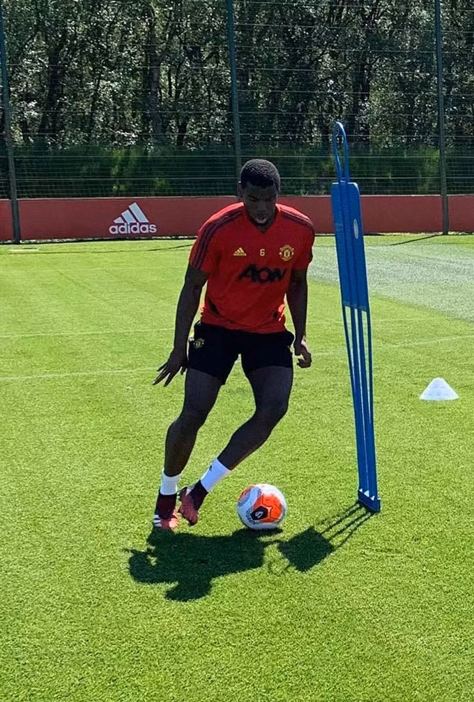 Pogba khá sung sức trong ngày trở lại. Ảnh: Manchester Evening News