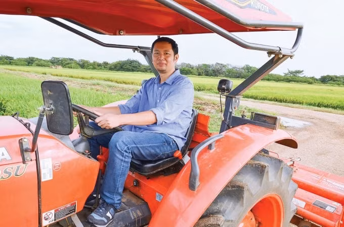 Nhà báo Dương đình Tường trong một chuyến đi thăm ruộng.