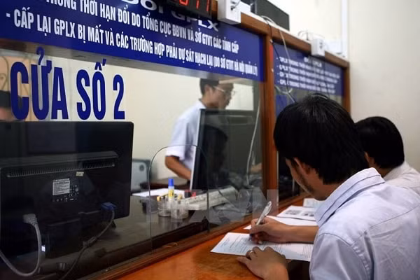 Việc cấp, đổi giấy phép lái xe hiện vẫn thực hiện tại bộ phận “một cửa” của các Sở GTVT