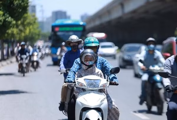 Thời tiết nắng nóng, người đi lại ngoài trời có nguy cơ bị tai biến đột quỵ do nhiệt. Ảnh minh họa