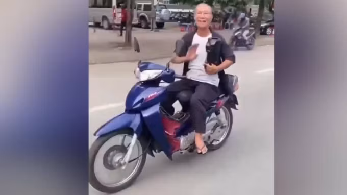 Người đàn ông 'làm xiếc' trên xe máy . Ảnh cắt từ clip