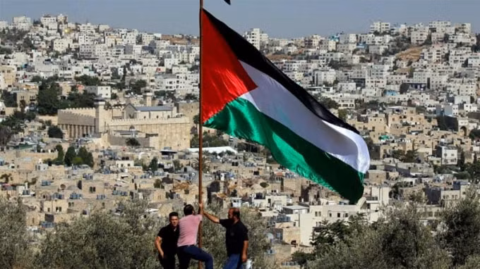 Người biểu tình cắm một lá cờ Palestine phản đối chuyến thăm của Thủ tướng Israel Benjamin Netanyahu tới Hebron, ở Bờ Tây bị chiếm đóng, ngày 4/9/2019 - Ảnh: Reuters