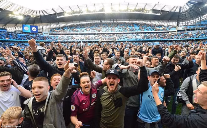 Cổ động viên Man City nhận tin vui từ UEFA. Ảnh: MEPICS Sport
