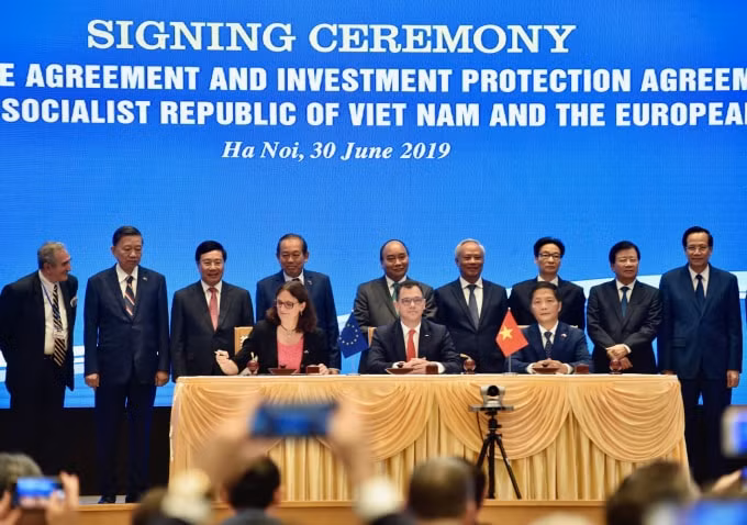Bộ trưởng Công Thương Trần Tuấn Anh cùng Bộ trưởng Bộ Môi trường kinh doanh, Thương mại và doanh nghiệp Romania, Đại diện Hội đồng EU Stefan-Radu Oprea và bà Cecilia Malmstrom, Cao uỷ Thương mại EU, ký Hiệp định Thương mại tự do Việt Nam - EU. - Ảnh: VGP/Nhật Bắc