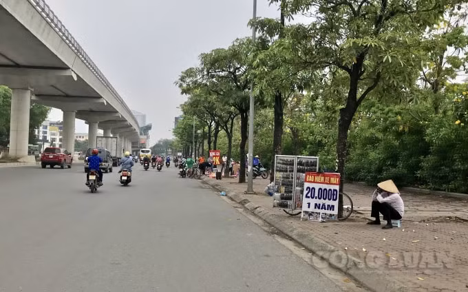 Bảo hiểm xe máy bán rong tràn lan trên các tuyến đường với giá “siêu rẻ 20.000 đồng/năm”