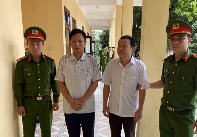 Hai cán bộ xã Xuân Dương bán đất trái thẩm quyền đã bị Công an huyện Thường Xuân bắt tạm giam.