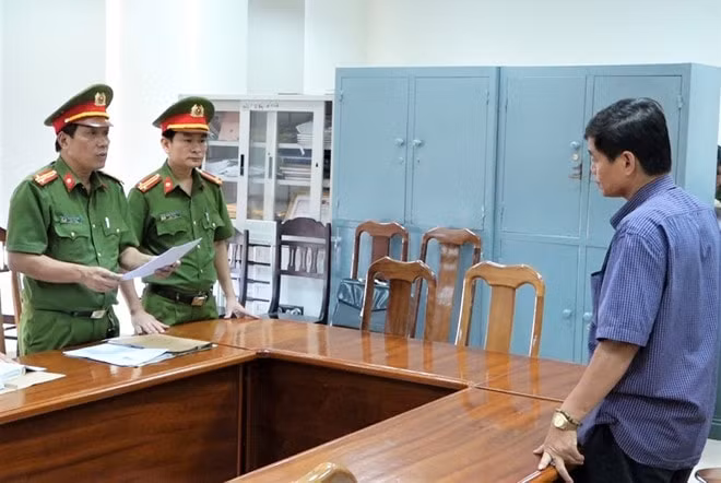Cơ quan CSĐT tống đạt các quyết định đối với ông Lê Chí Tấn. Ảnh: TL