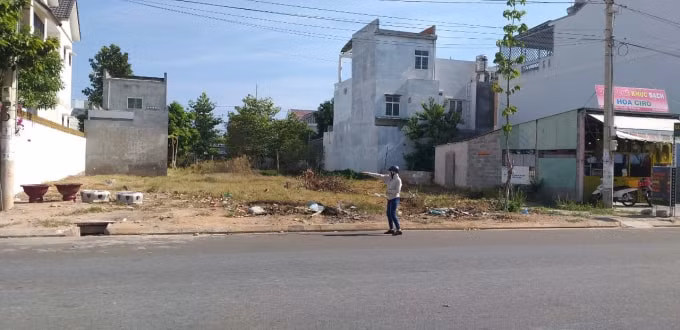 Bà Cúc chỉ tay về mảnh đất được UBND TP Phan Thiết cấp cho mình sau đó ban hành quyết định thu hồi. Ảnh: TS.