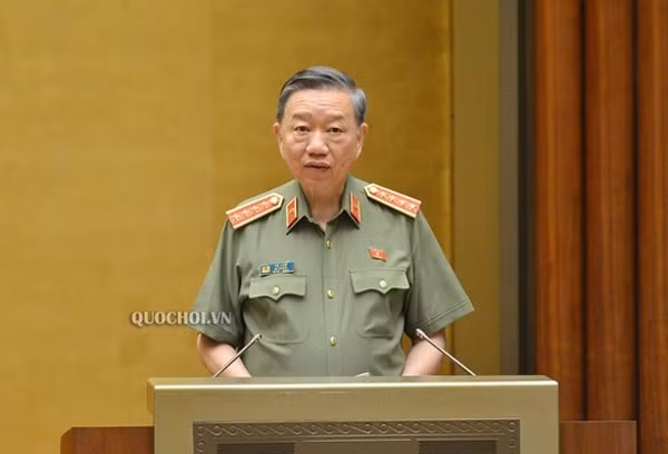 Bộ trưởng Công an Tô Lâm đọc tờ trình dự thảo Luật cư trú (sửa đổi) sáng 23/5. Ảnh: quochoi.vn