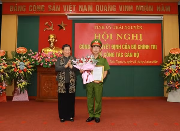 Bà Tòng Thị Phóng, Ủy viên Bộ Chính trị, Phó Bí thư Đảng đoàn, Phó Chủ tịch Thường trực Quốc hội tặng hoa chúc mừng ông Trần Quốc Tỏ. Ảnh: Báo Thái Nguyên