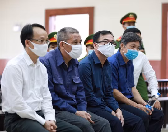 Các bị cáo tại phiên tòa liên quan đến vụ án “Vi phạm quy định về quản lý, sử dụng tài sản Nhà nước gây thất thoát, lãng phí” tại dự án số 15 Thi Sách, TP Hồ Chí Minh.