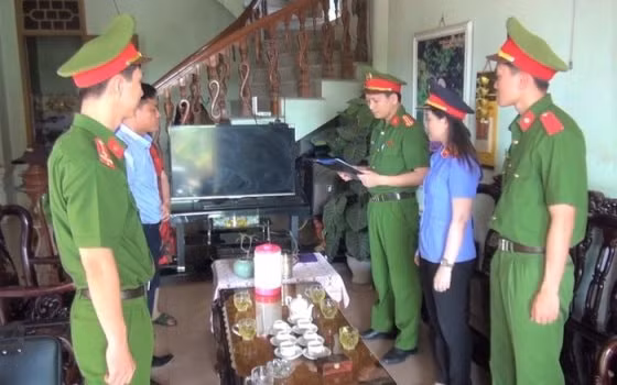 Công an tỉnh Thanh Hóa đã tống đạt các quyết định khởi tố bị can: Lê Quang Đức, Chủ tịch HĐQT Quỹ tín dụng nhân dân Vân Sơn, huyện Triệu Sơn. Ảnh công an cung cấp