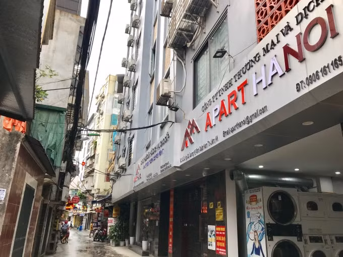 Chung cư mini được xây dựng trong khu dân cư vốn đã đông đúc sẽ kéo theo áp lực dân số tăng lên và hàng loạt các hệ lụy về ùn tắc giao thông, ô nhiễm môi trường,…