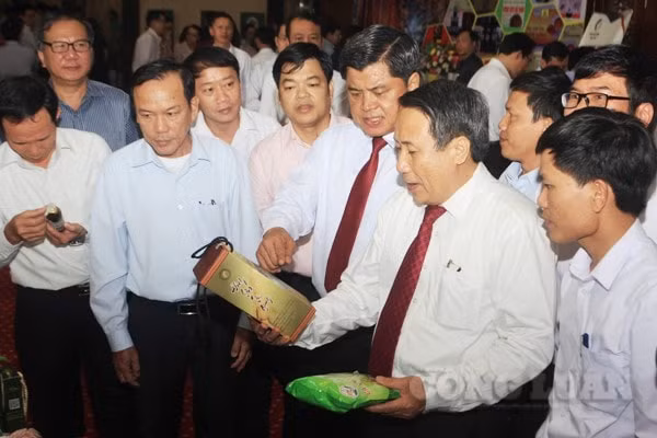 Giới thiệu sản phẩm nông sản của tỉnh Quảng Trị tại hội nghị.
