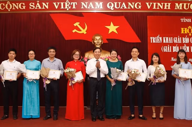 Lãnh đạo tỉnh Nam Định tặng hoa và Giấy chứng nhận cho các tác giả có tác phẩm tham dự Giải Búa liềm vàng lần thứ IV - năm 2019. Ảnh Việt Thắng