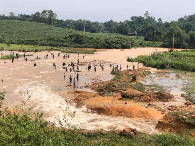 UBND huyện Cẩm Khê đã huy động toàn bộ lực lượng tham gia sơ tán dân, thông các cầu cống khu vực hạ du.