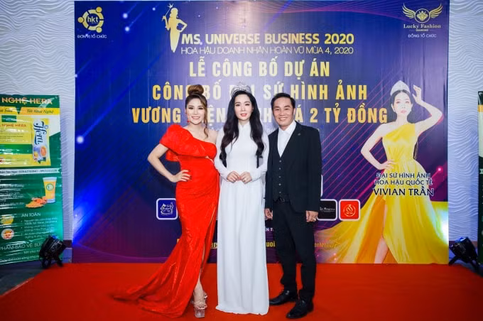 Hoa hậu Vivian Trần (đứng giữa) là đại sứ hình ảnh cho cuộc thi Hoa hậu Doanh nhân Hoàn vũ 2020.
