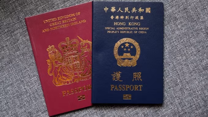 Người dân Hong Kong có quốc tịch Anh sẽ có hai hộ chiếu: hộ chiếu BNO và hộ chiếu Hong Kong. Ảnh: CNN