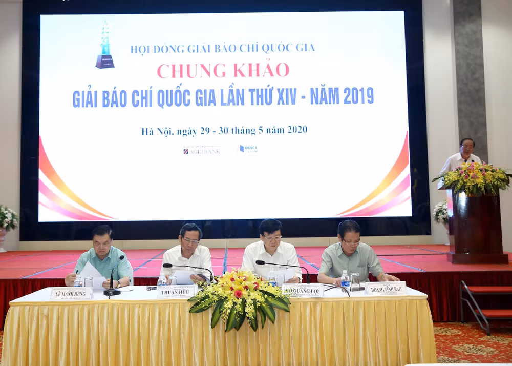 Các cán bộ chủ tọa điều hành chấm vòng chung khảo Giải Báo chí Quốc gia lần thứ XIV- NĂM 2019 (Ảnh: Sơn Hải)