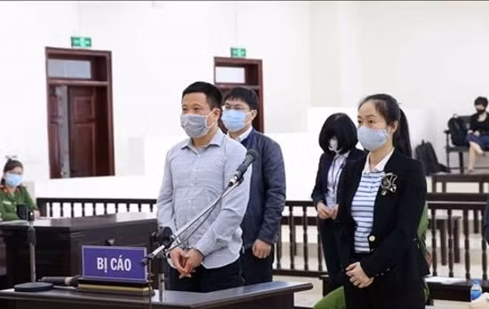Bị cáo Hà Văn Thắm, cựu Chủ tịch HĐQT Ngân hàng Oceanbank tại phiên xét xử sáng 27/4/2020. Ảnh: TTXVN