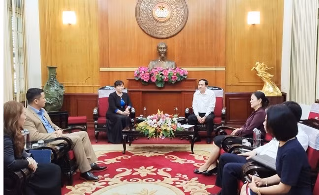 Chủ tịch Trần Thanh Mẫn tiếp bà Nguyễn Nam Phương, Chủ tịch Hội đồng quản trị, Tổng Giám đốc Công ty TNHH MTV Lan Anh.