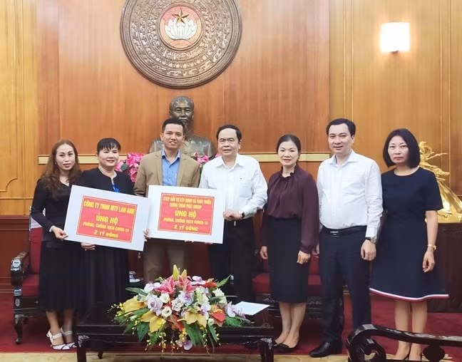 Chủ tịch Uỷ ban Trung ương MTTQ Việt Nam Trần Thanh Mẫn tiếp nhận ủng hộ từ Công ty TNHH MTV Lan Anh và Công ty Cổ phần Đầu tư Xây dựng và Phát triển Cường Thịnh Phát Group.