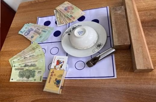 Cơ quan công an thu giữ gần 30 triệu đồng&nbsp;tiền mặt cùng nhiều tang vật khác có liên quan.