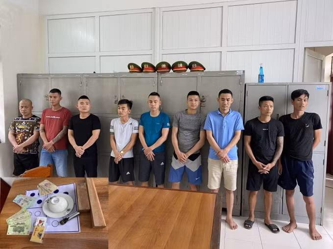 9 đối tượng bị bắt giữ tại cơ quan công an. Trong đó, đối tượng Nguyễn Văn Thanh, SN 1990 (áo đen thứ 3 từ trái sang) đã bị bắt giữ cách đây ít tháng có liên quan đến việc đánh bạc