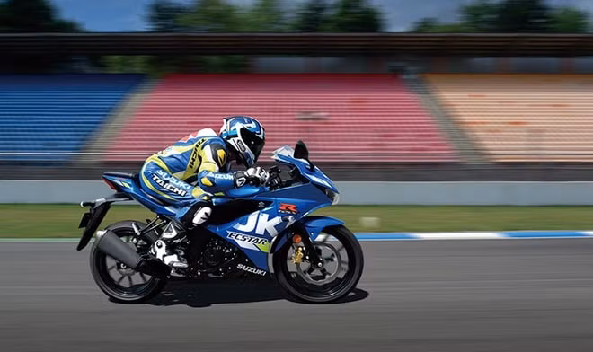 Dàn chân mới của GSX-R125 dùng bộ mâm kích thước 17 inch, có kích thước lốp trước và sau lần lượt là 90/80 và 130/70. Giảm xóc phía trước sử dụng dạng ống lồng, giảm xóc đơn có khả năng điều chỉnh theo tải trọng được trang bị phía sau. Tuy nhiên GSX-R125 thiếu trang bị bộ ly hợp chống trượt và giảm xóc hành trình ngược USD ở phía trước.