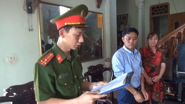 Cơ quan chức năng công bố lệnh bắt tạm giam Lê Quang Đức. Ảnh: công an cung cấp