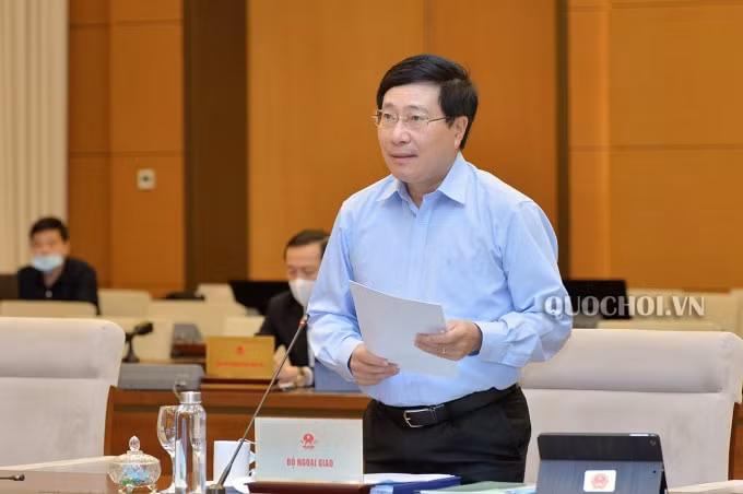 Phó Thủ tướng, Bộ trưởng Bộ Ngoại giao Phạm Bình Minh trình bày về dự án Luật Thỏa thuận quốc tế (ảnh Quochoi.vn)