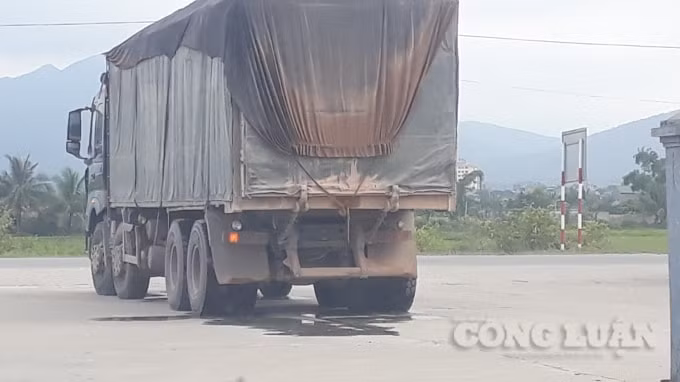 Sau khi CSGT xử lý, chiếc xe không biển số, có dấu hiệu chở quá tải lại được tiếp tục hành trình 