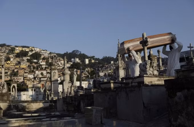 Một người tử vong vì Covid-19 được đem đi chôn cất ở Rio de Janeiro, Brazil. Ảnh: Reuters