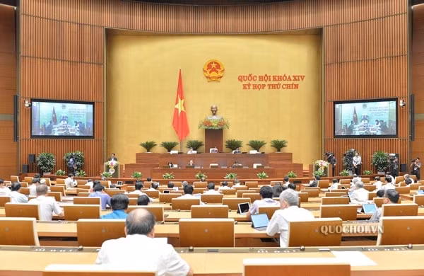 Đầu giờ sáng 22/5, Quốc hội nghe Phó Thủ tướng Chính phủ, Bộ trưởng Bộ Ngoại giao Phạm Bình Minh trình bày Tờ trình về dự án Luật Thỏa thuận quốc tế. Ảnh: quochoi.vn