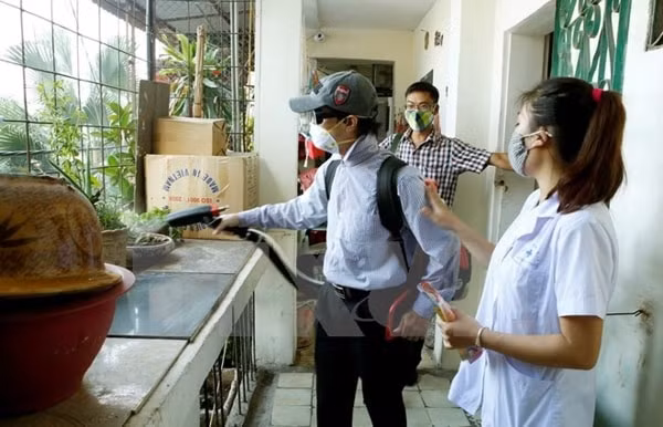 Phun thuốc diệt muỗi phòng sốt xuất huyết ở quận Hai Bà Trưng, Hà Nội. Ảnh: TTXVN
