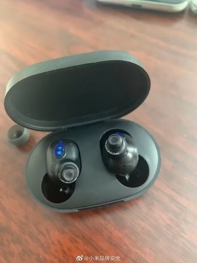 Một chiếc tai nghe Bluetooth Xiaomi hàng nhái. Ảnh: Weibo.