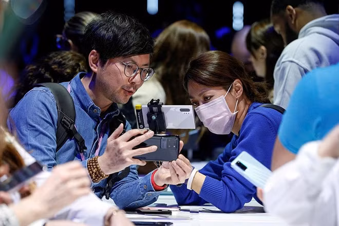 Samsung lại tập trung cải thiện phần mềm camera trên loạt Galaxy S20. Ảnh: AFP