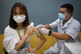 Bao lâu sau tiêm vắc xin COVID-19 thì miễn dịch suy giảm?
