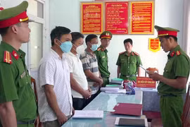 Chủ tịch xã bắt tay giám đốc doanh nghiệp nghiệm thu khống rút tiền nhà nước