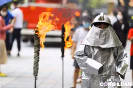 Trẻ em Thủ đô thích thú khi được trải nghiệm làm lính cứu hỏa